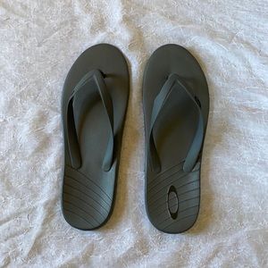 NWOT Men’s Oakley Flip Flops